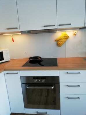 Fridge, microwave, oven, stovetop - apartment in fantastic location (HKI)