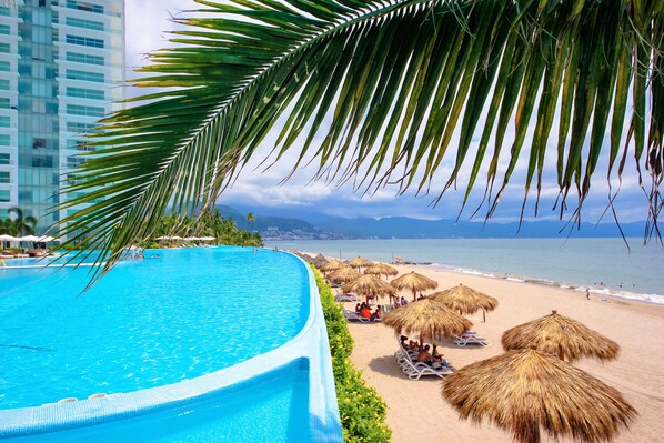 Een verwarmd zwembad