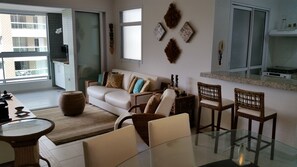 Televisio, DVD-soitin, kirjoja