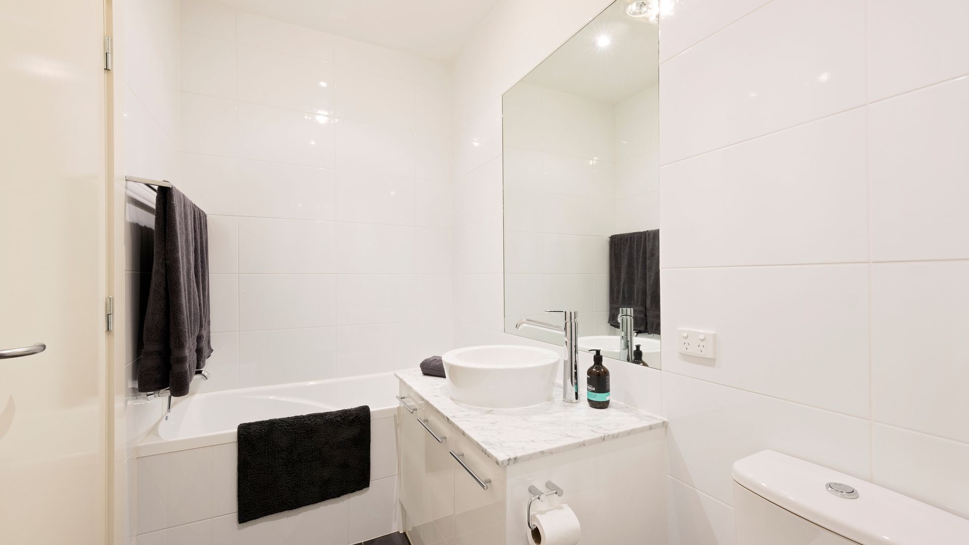 Stunning Seaside Retreat — image 8