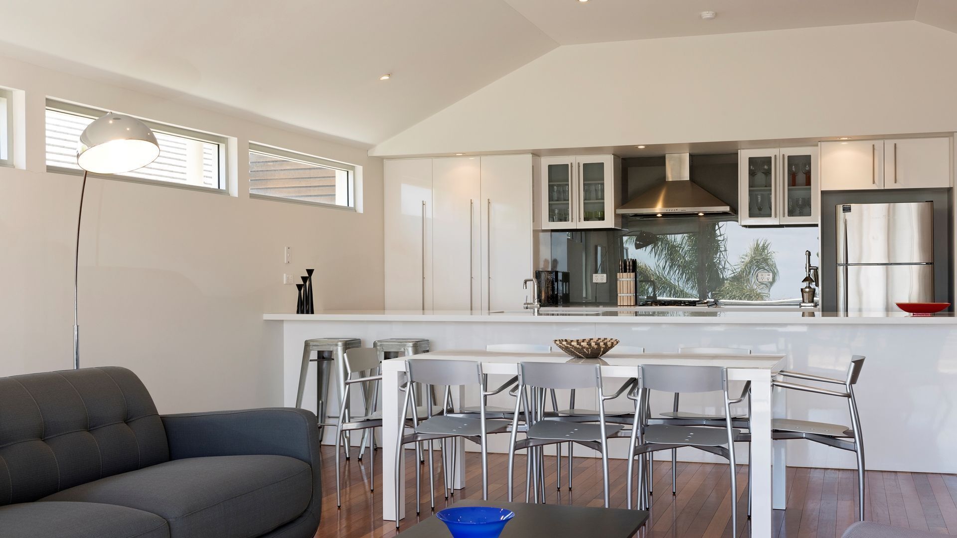 Stunning Seaside Retreat — image 11