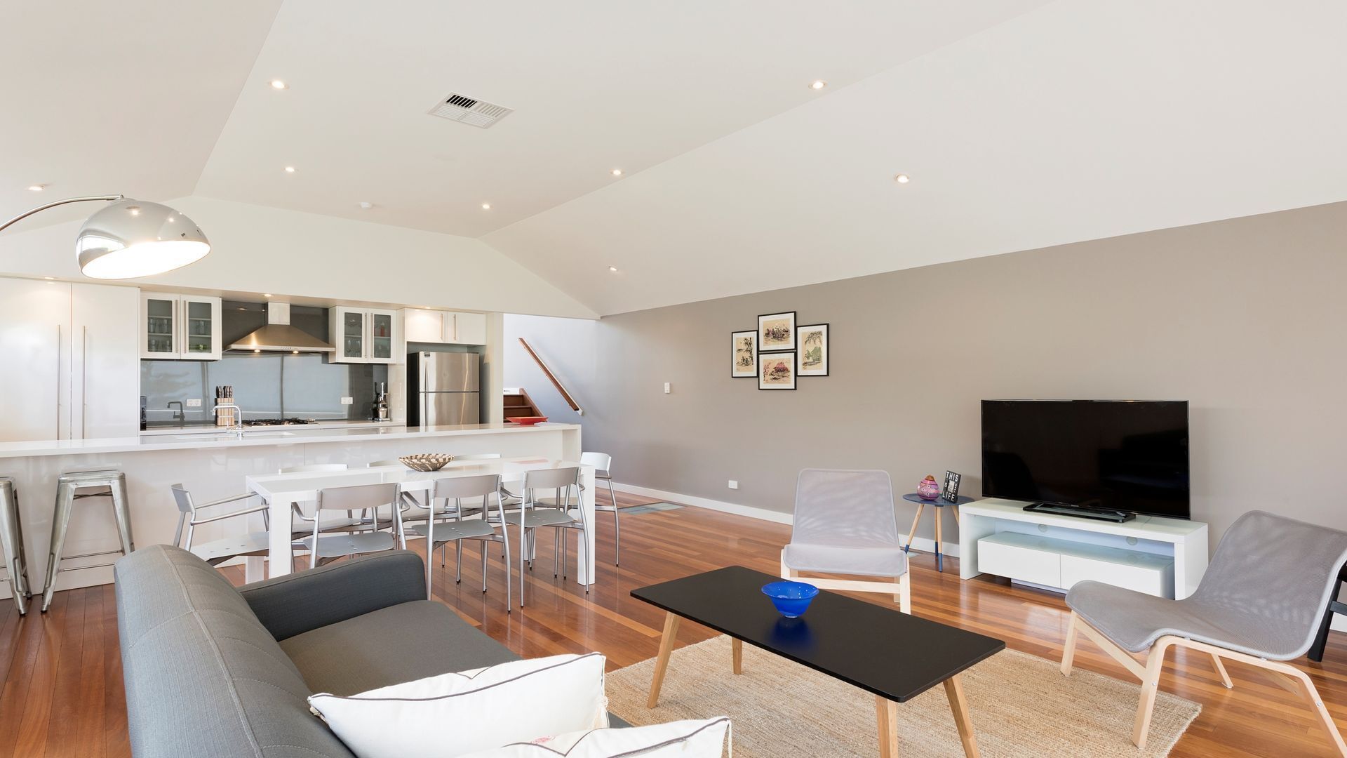 Stunning Seaside Retreat — image 12