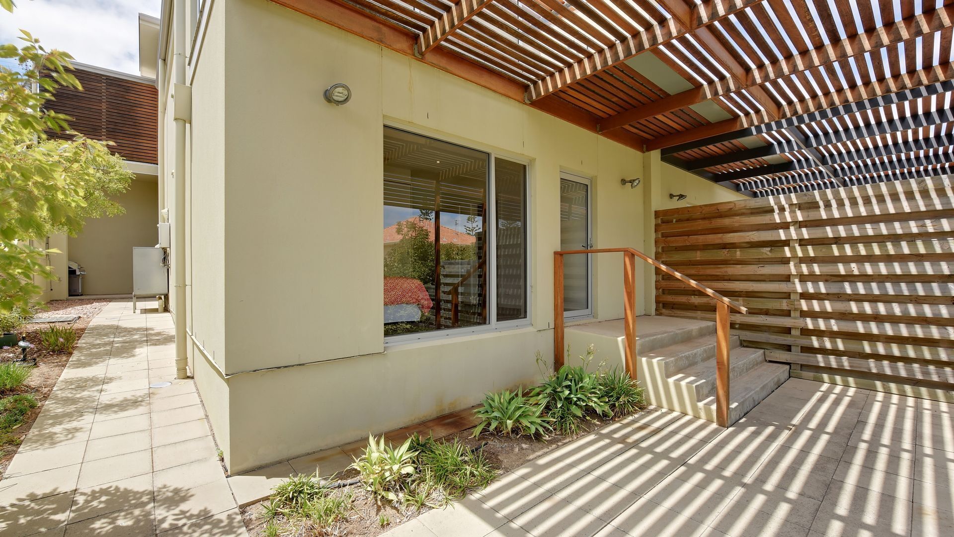 Stunning Seaside Retreat — image 2