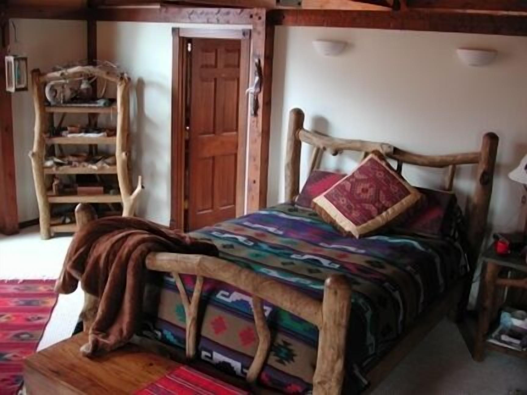 Spectacular Spirit Dancer 4 bedrooms, 1 den w/bed, Luxurious on 60 private acres