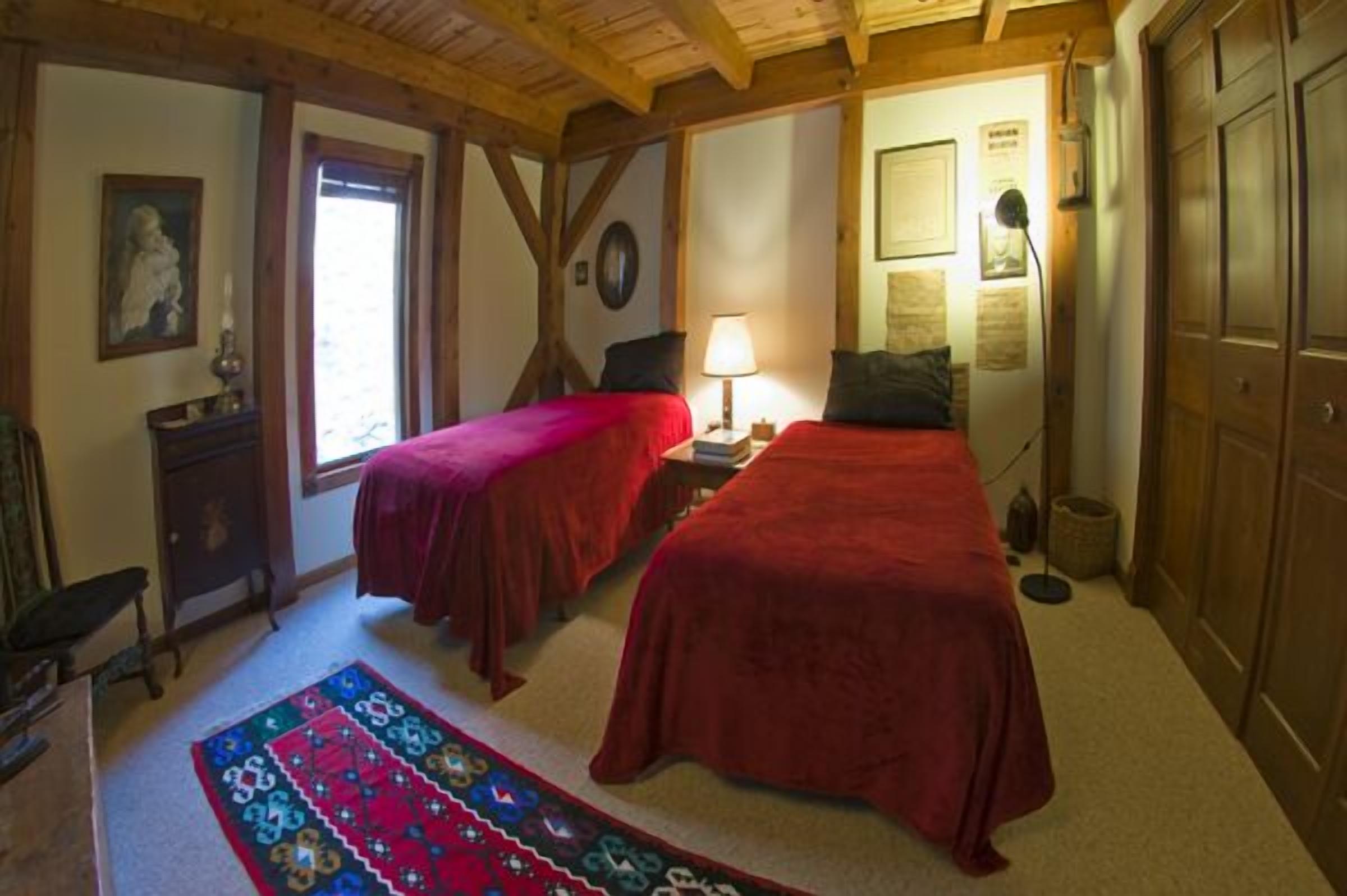 5 bedrooms, iron/ironing board, WiFi, bed sheets