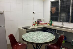 Fridge, microwave, stovetop, electric kettle - Homey 55 Cottage (Kuching)