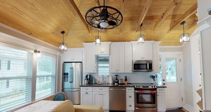 💲Renovated Romantic Guesthouse💲 Historic Downtown Easy 2 Block Stroll - Beach only 3 Miles!