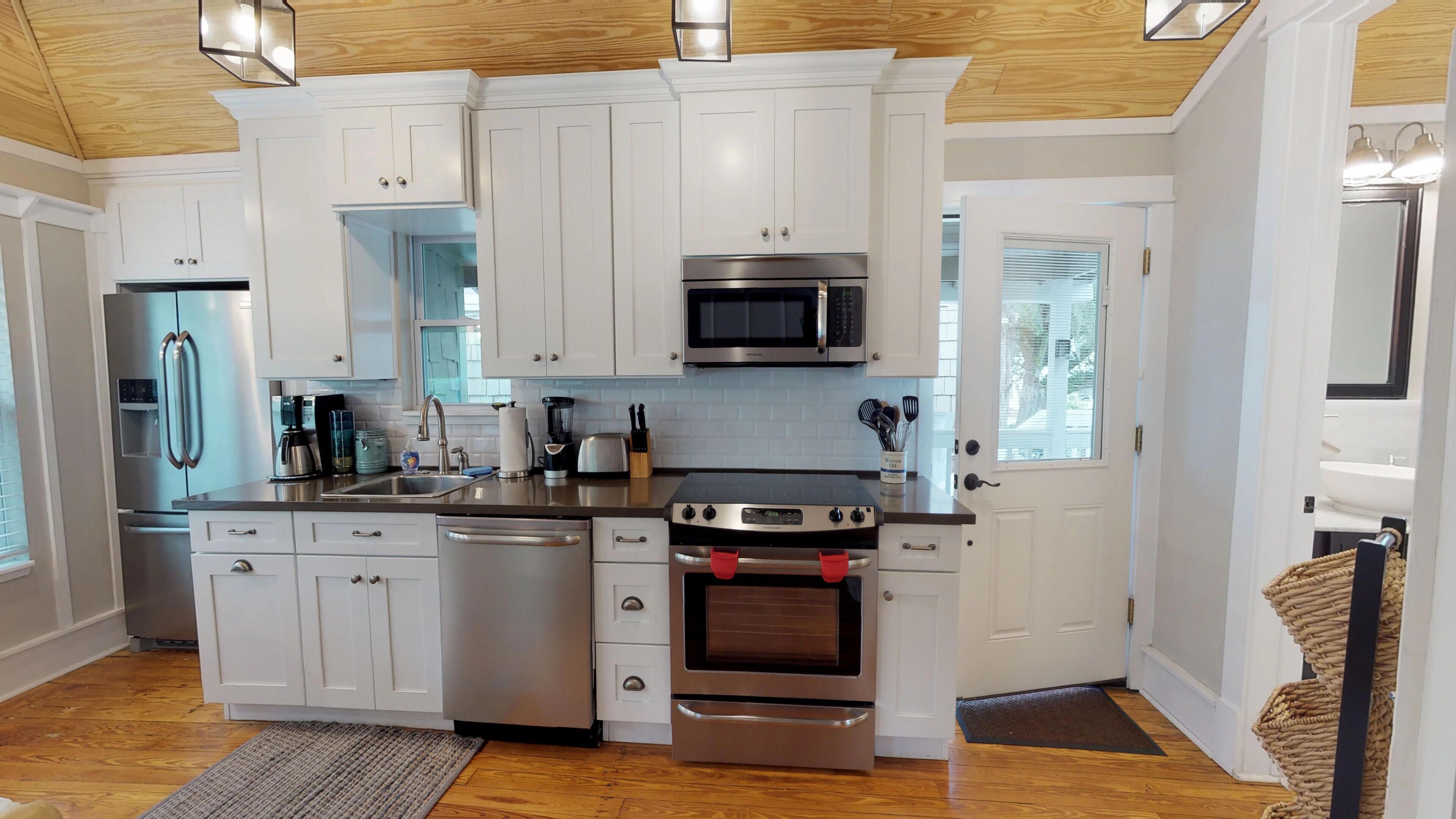 💲Renovated Romantic Guesthouse💲 Historic Downtown Easy Half Mile Stroll - Beach only 3 Miles!