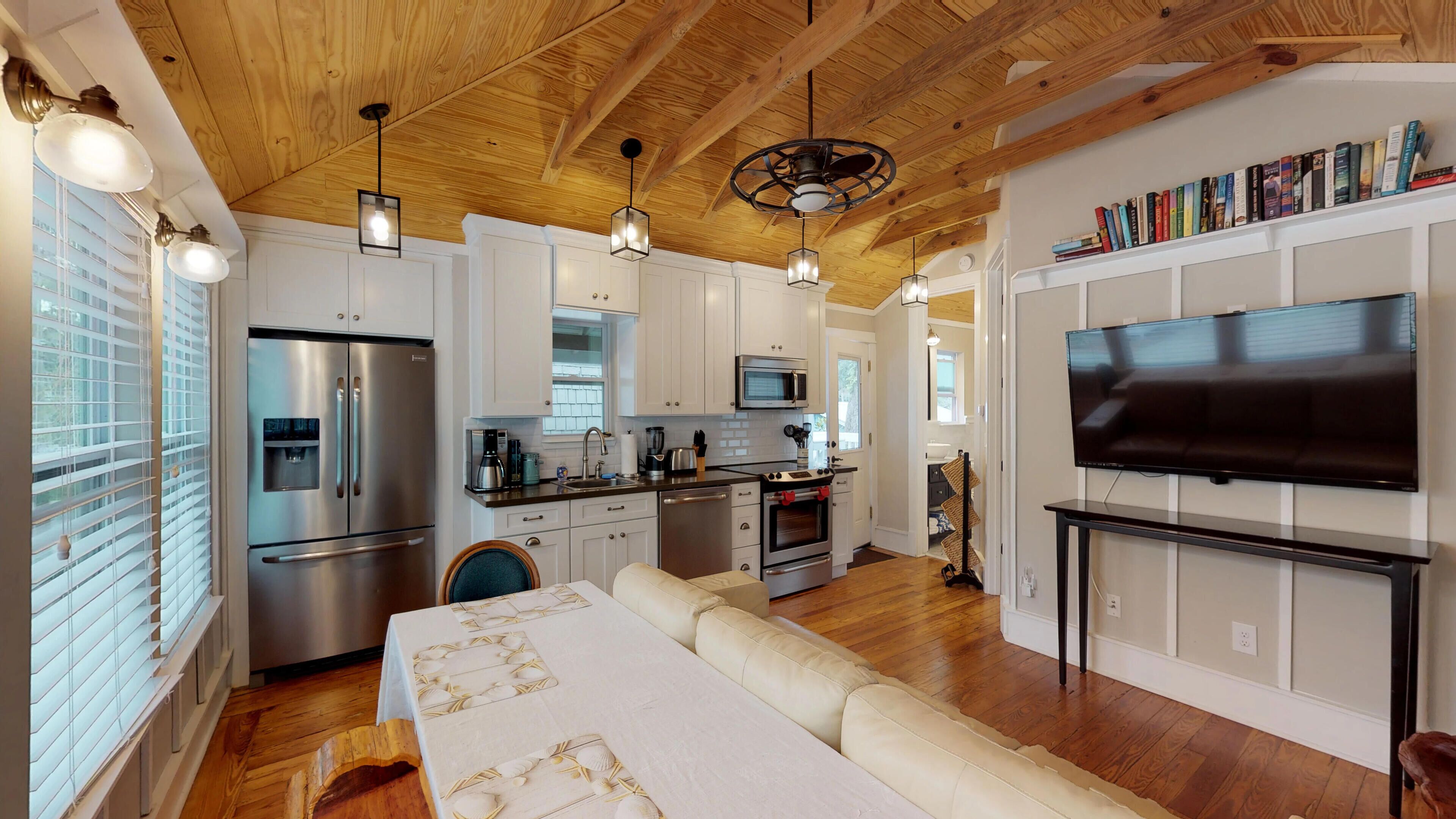 💲Renovated Romantic Guesthouse💲 Historic Downtown Easy Half Mile Stroll - Beach only 3 Miles!