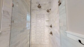 Dusche, Regendusche, Haartrockner, Handtücher