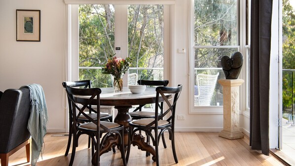 Dining - Lake Como Villa- Lake Daylesford on your doorstep (Daylesford)