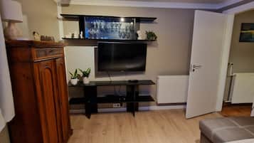 1 bedroom, desk, soundproofing, travel crib