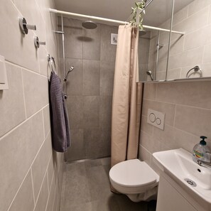 Shower, hair dryer, towels, soap - Apartment close to center of town in a quiet area (Akureyri)