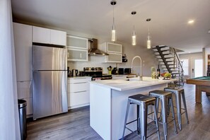 Fridge, microwave, stovetop, dishwasher