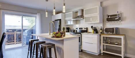 Fridge, microwave, stovetop, dishwasher