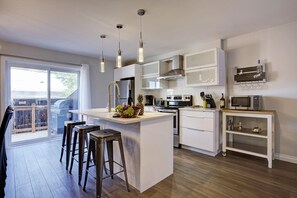 Réfrigérateur, micro-ondes, plaque de cuisson, lave-vaisselle