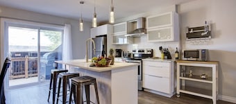 Modern Townhouse with Rooftop Deck close to Downtown