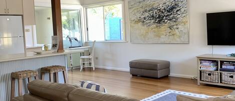 Älytelevisio, pöytätennispöytä, kirjoja, stereot