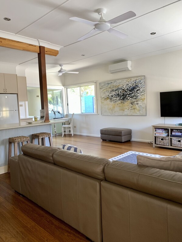 Smart TV, ping pong, books, stereo