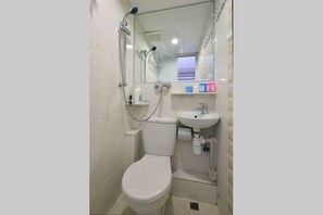 Shower, hair dryer, towels, soap - Cozy hostel 3 pax, airport 30mins, 2mins Mongkok MTR,many tourist spots nearby. (Mong Kok)
