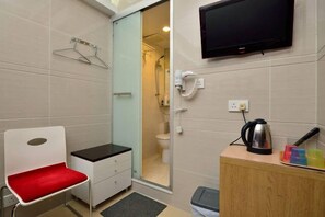 Ducha, secador de pelo, toallas y jabón