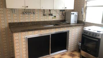 Geladeira, micro-ondas, cooktop, cafeteira/chaleira