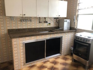 Geladeira, micro-ondas, cooktop, cafeteira/chaleira