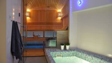 Innendørsbasseng og et oppvarmet basseng