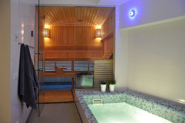 Innendørsbasseng og et oppvarmet basseng