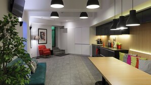 Un espacio moderno para vivir con comedor, cocina y zona de estar.