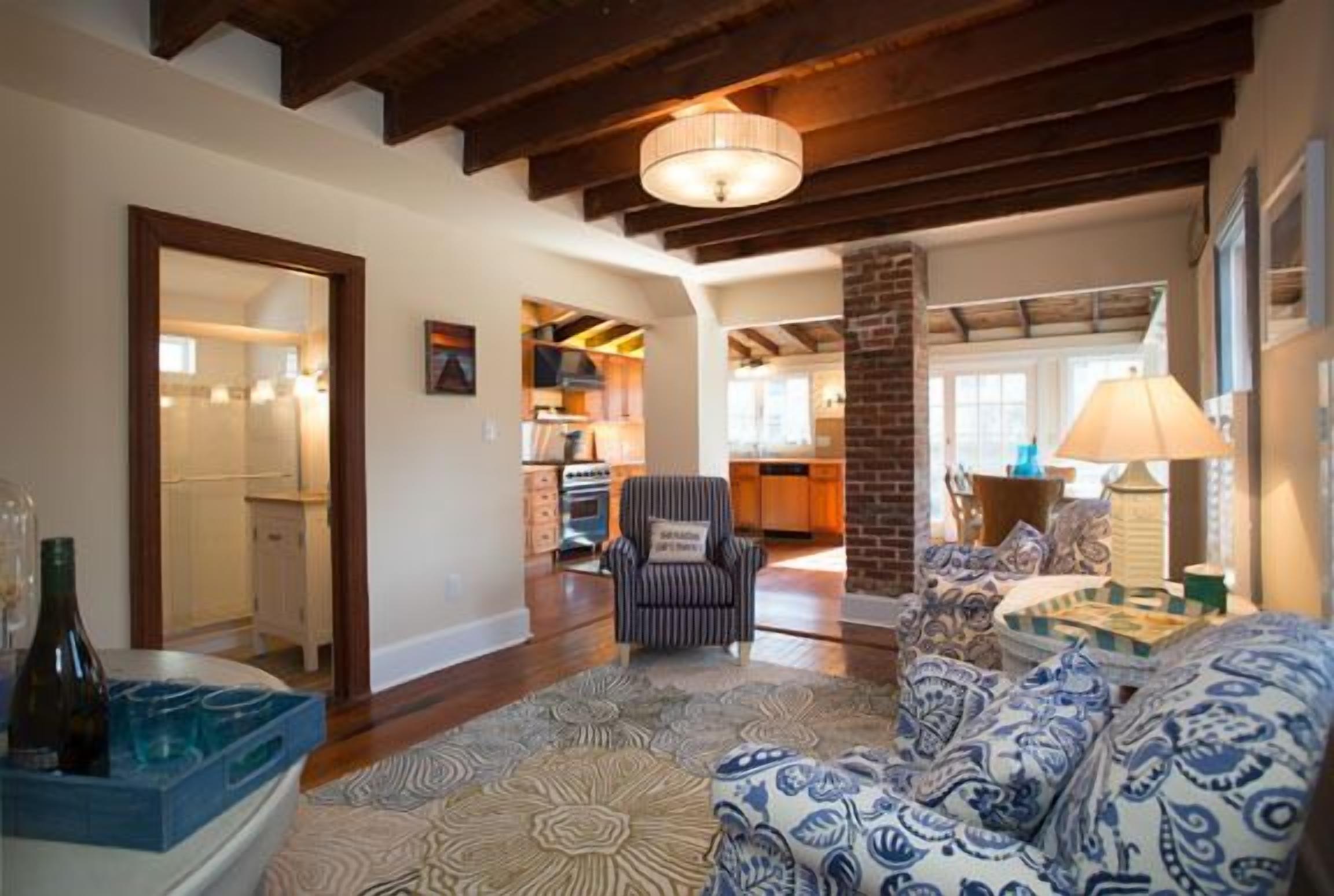 Beautiful Home in the heart of the Historic District/2 blocks into town