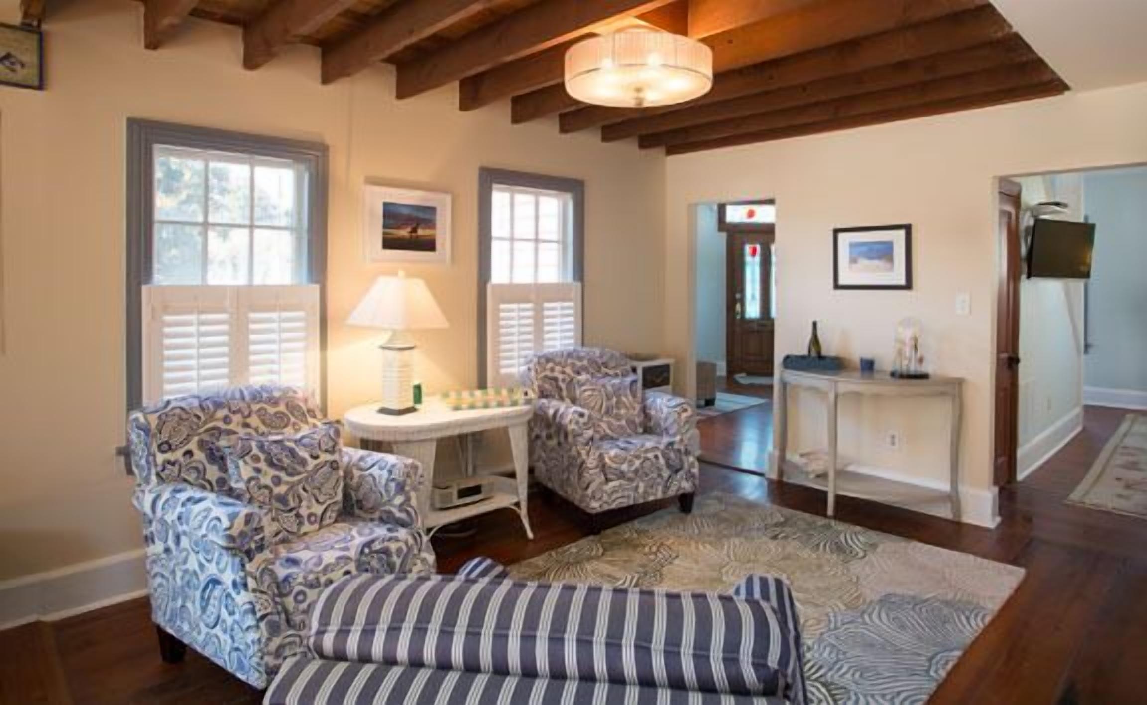 Beautiful Home in the heart of the Historic District/2 blocks into town