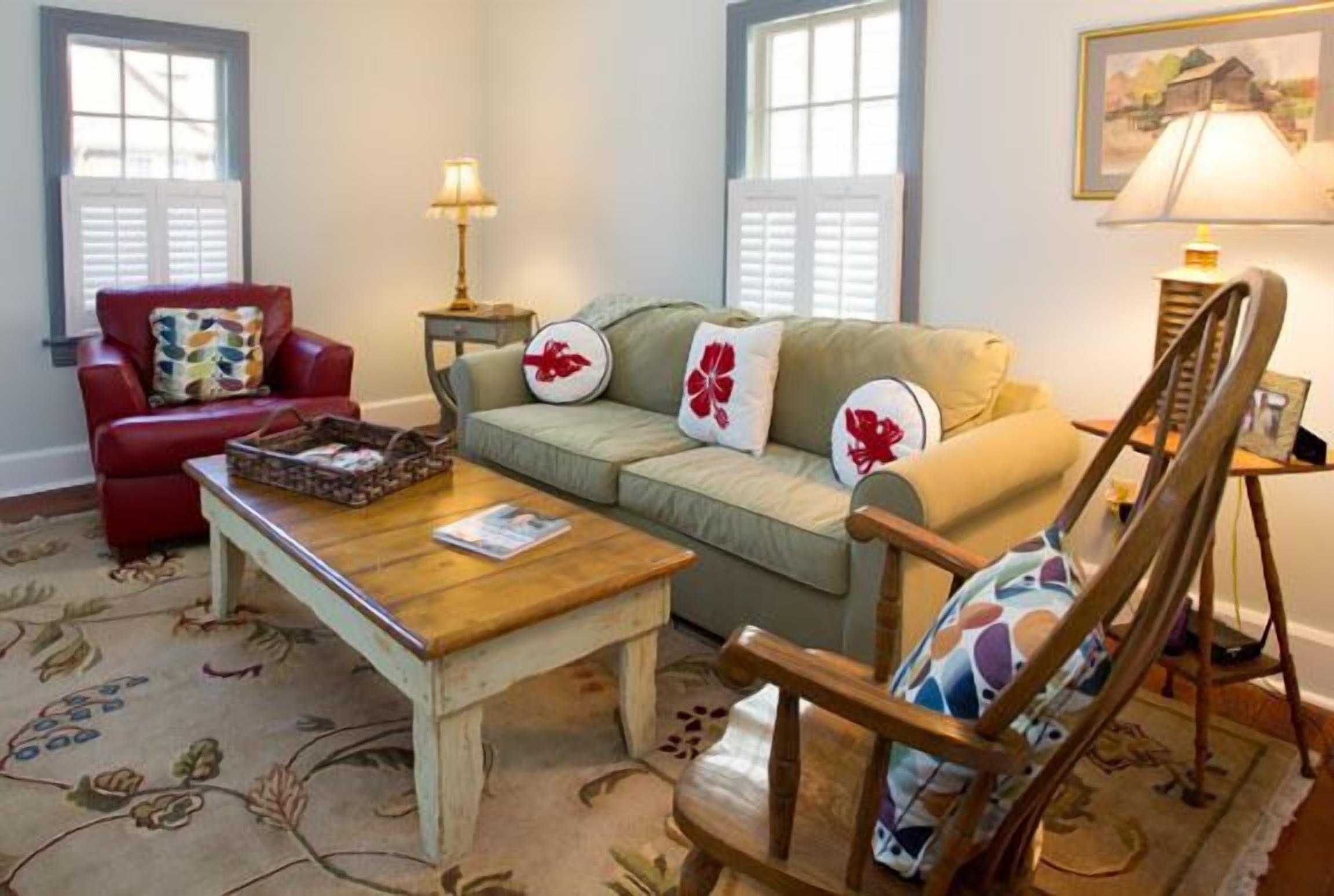 Beautiful Home in the heart of the Historic District/2 blocks into town