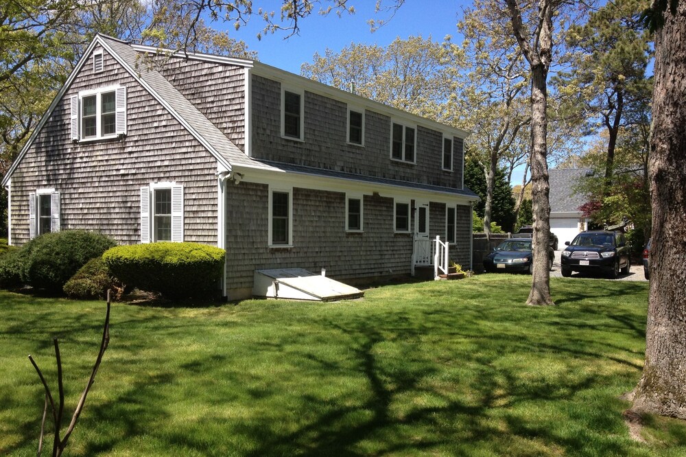 Spacious 4BR/2BA Private Beach, Large private yard, Family Friendly Neighborhood