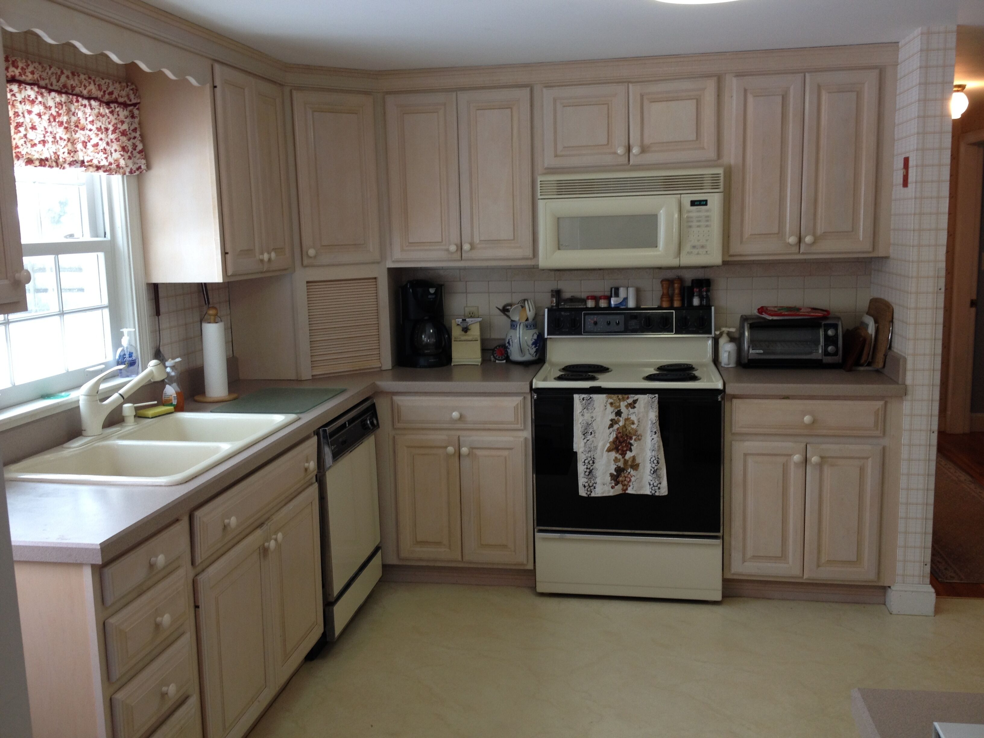 Spacious 4BR/2BA Private Beach, Large private yard, Family Friendly Neighborhood