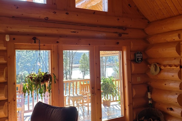 Smart-tv, een open haard, een dvd-speler en een stereo