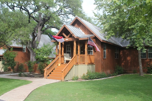 Gruene River Guest House - High & Dry On The River