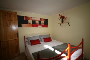 2 slaapkamers, een strijkplank/strijkijzer, gratis wifi, beddengoed