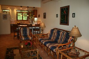 Een televisie, een dvd-speler, boeken en een stereo