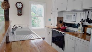 冷蔵庫、電子レンジ、オーブン、コンロ