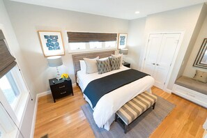 2 bedrooms, iron/ironing board, Internet - Elegant Home Walking Distance To Newport Harbor, Brenton Point and Downtown (Newport)