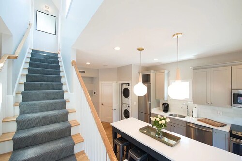 Elegant Home Walking Distance To Newport Harbor, Brenton Point  and  Downtown