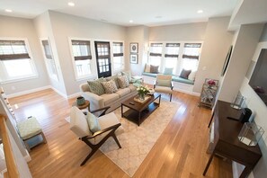 TV - Elegant Home Walking Distance To Newport Harbor, Brenton Point and Downtown (Newport)