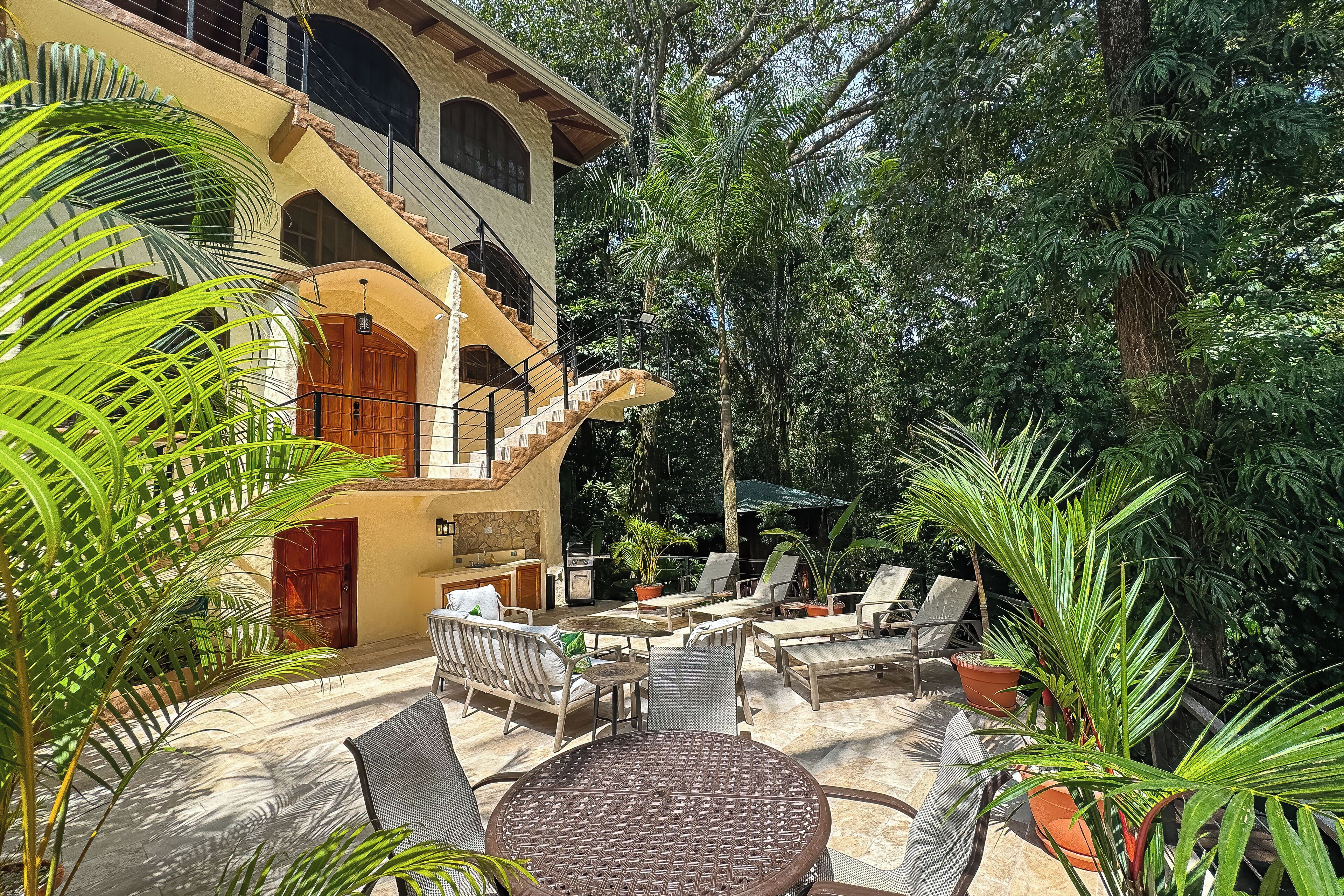 屋外ダイニングエリア