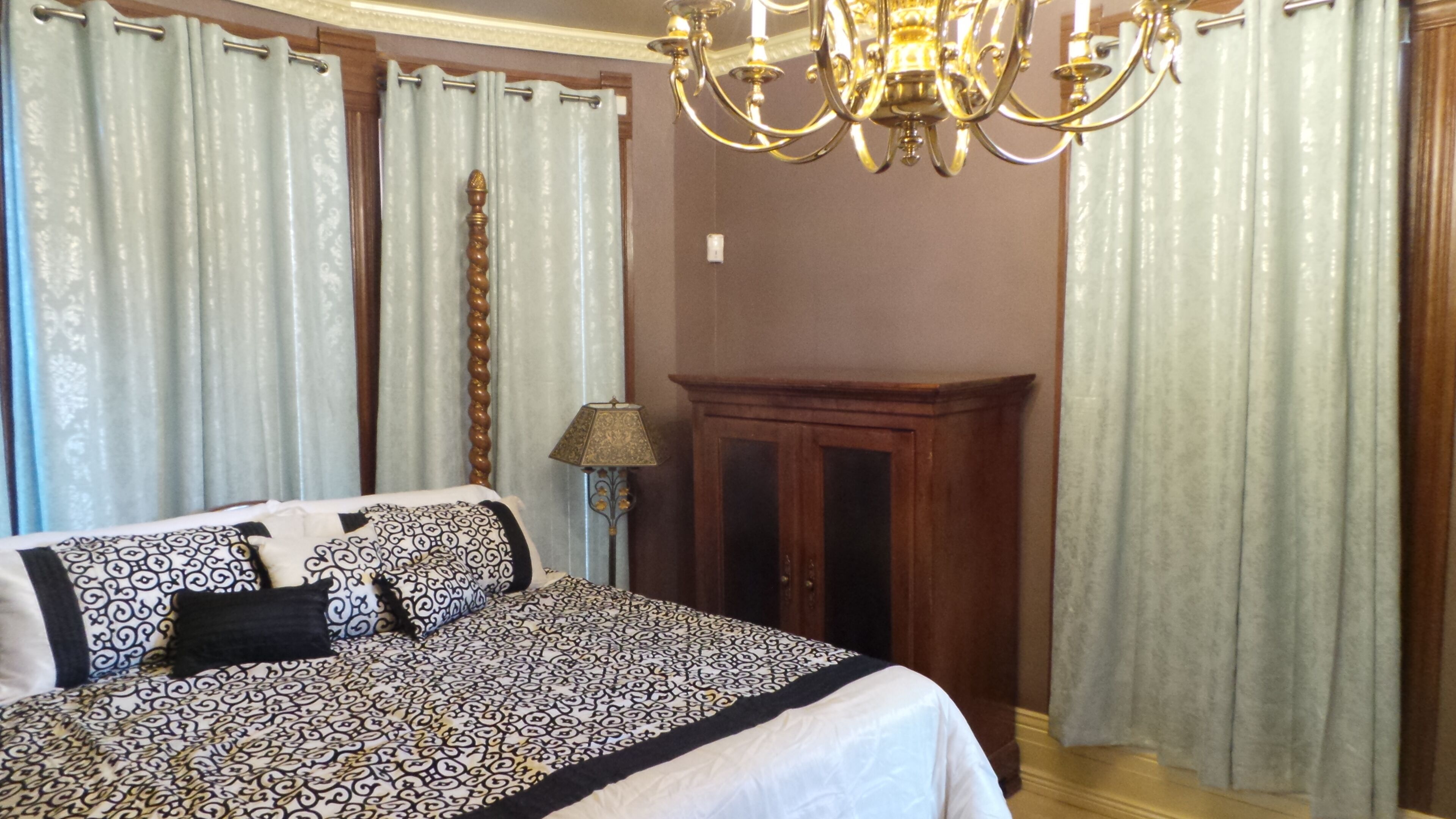 Unique Historic Victorian Mansion near Downtown Denver, Sleeps 16.