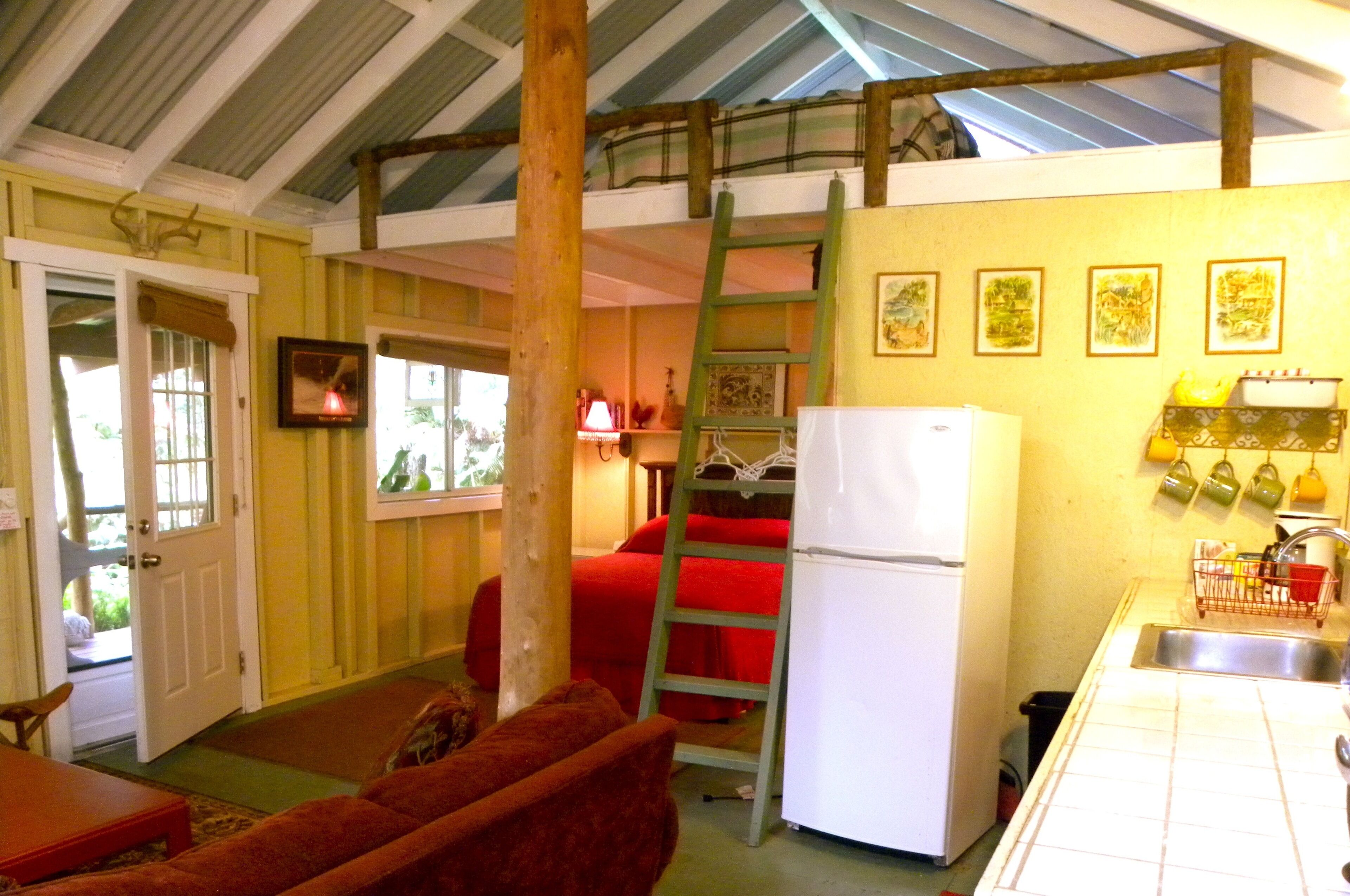 Kaloko mountain cabin above Kona with hot tub and fireplace - rustic adventure!