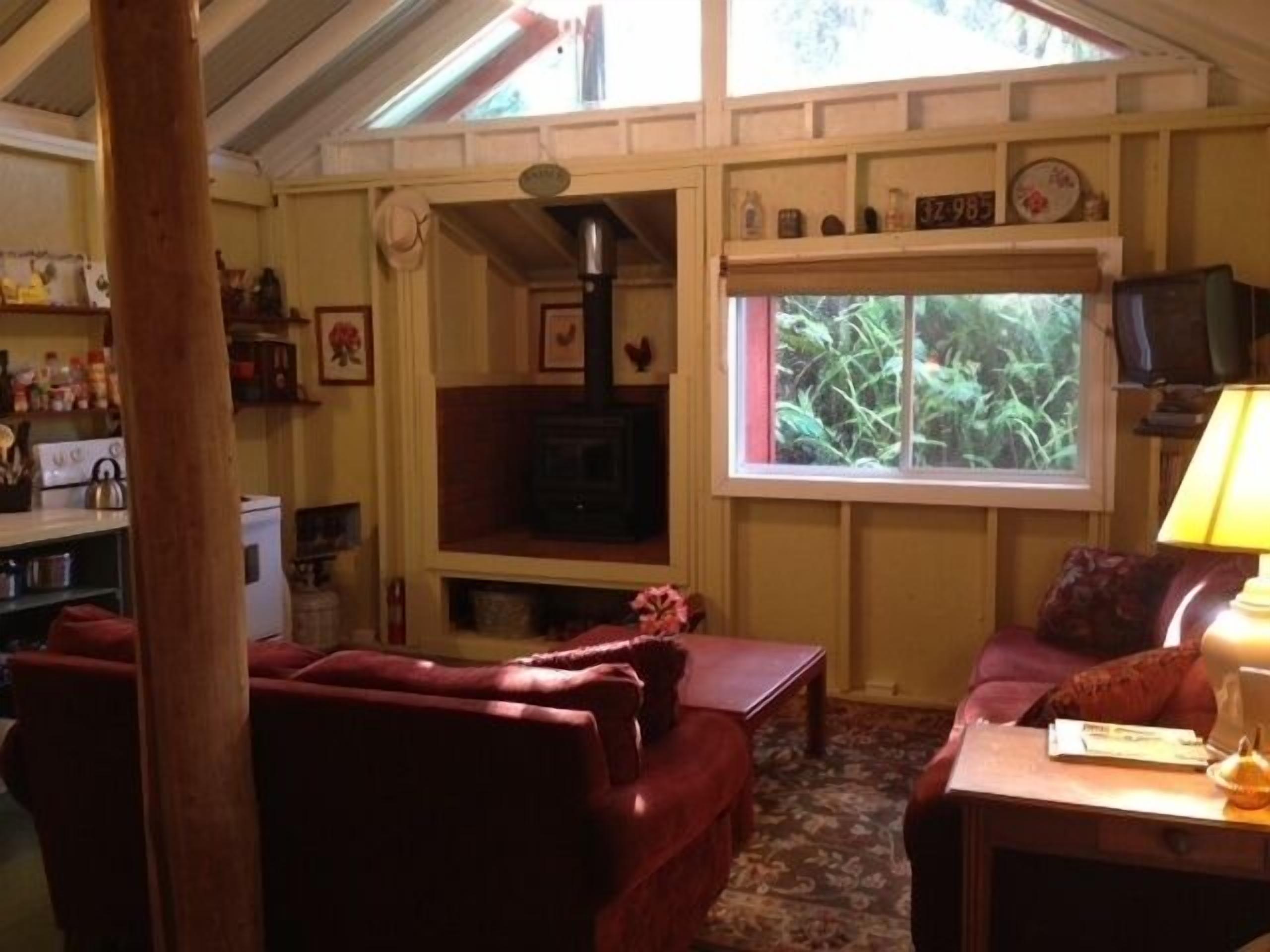 Kaloko mountain cabin above Kona with hot tub and fireplace - rustic adventure!