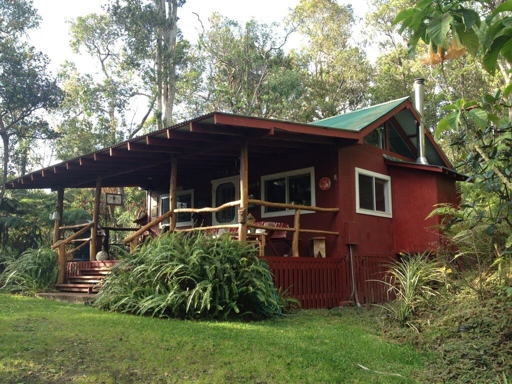 Kaloko mountain cabin above Kona with hot tub and fireplace - rustic adventure!