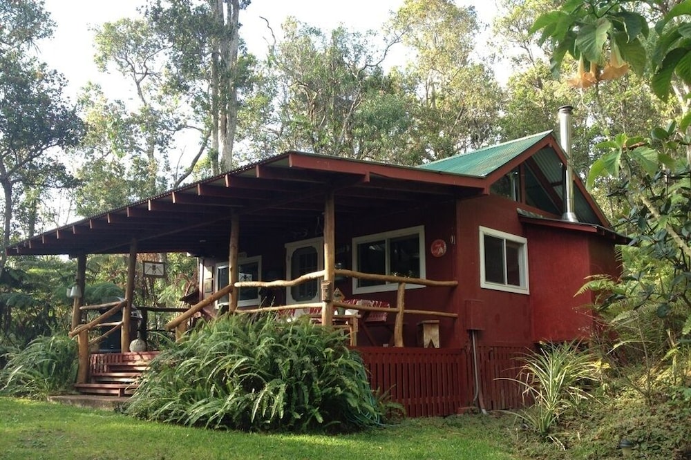 Kaloko mountain cabin above Kona with hot tub and fireplace - rustic adventure!