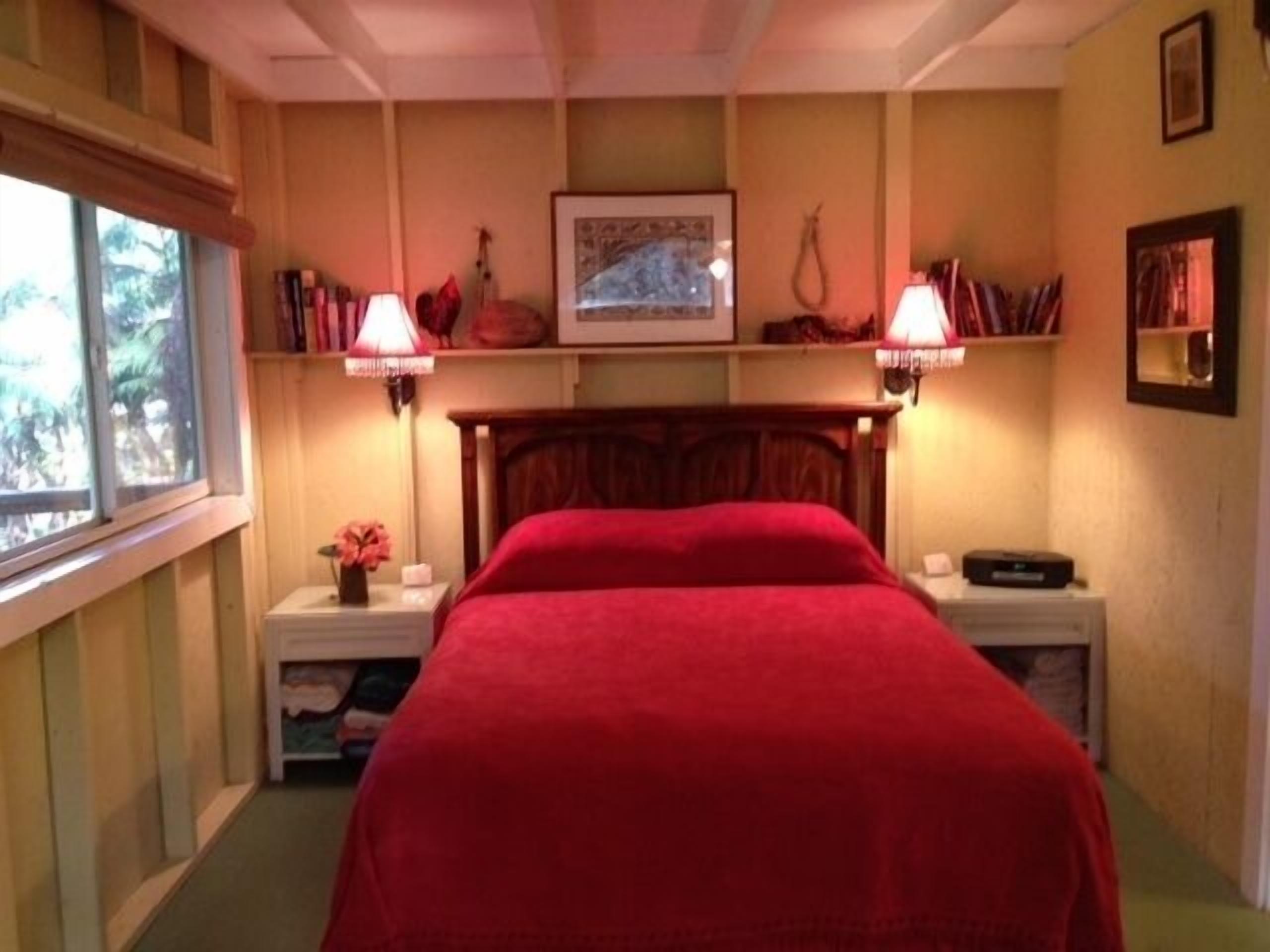 Kaloko mountain cabin above Kona with hot tub and fireplace - rustic adventure!